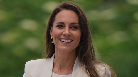 Kate Middleton se je v čast oboroženih sil opremila v popoln kamuflažni videz