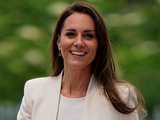 Kate Middleton se je v čast oboroženih sil opremila v popoln kamuflažni videz
