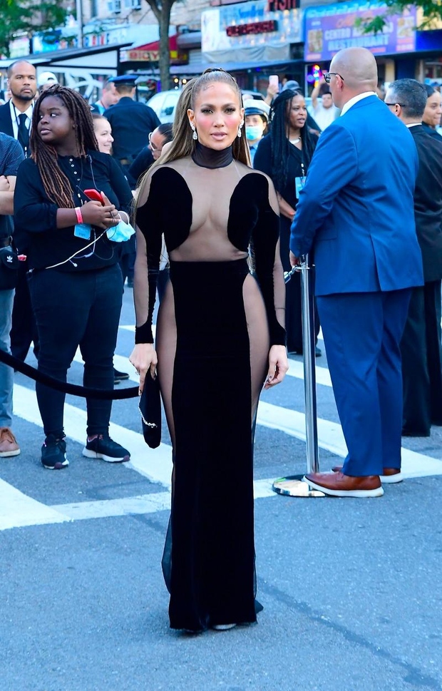 Zdi se, da je J.Lo odločena, da bo v tej sezoni izbrala črno barvo. Pred kratkim je to storila s …
