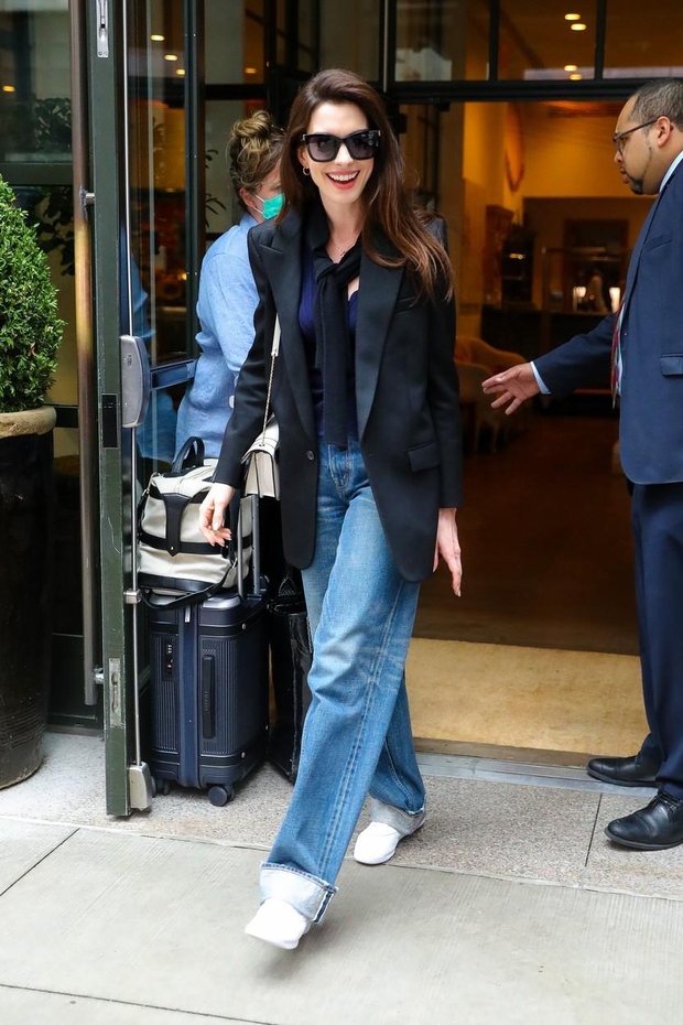Z minimalističnim ličenjem, rožnatimi ustnicami in popolno pričesko je igralka odšla iz hotela na Manhattnu in se široko nasmehnila fotografom, …