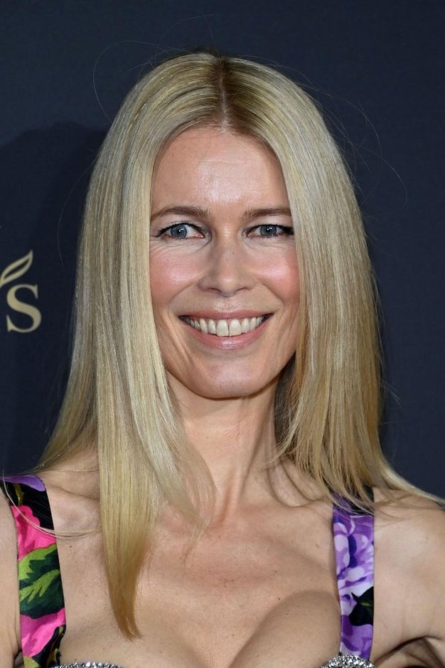 Ikonična Claudia Schiffer pri 53-ih v oprijetem kosu napovedala nov trend športnih oblačil, ki ga bomo v naslednjem letu videli povsod! (v 80-ih so ga nekateri sovražili) - Foto: Profimedia