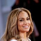 Jennifer Lopez na medenih tednih v Parizu navdušuje v osupljivi cvetlični obleki z zlatim sijajem