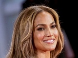 Jennifer Lopez poletno obleko zamenjala za ta kultni poletni komplet in navdušila
