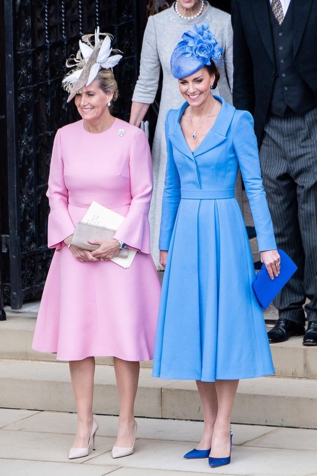 Kate pogosto nosi uhane in ogrlico, skupaj ali samostojno, da dopolni svoje številne modre ali mornarsko modre videze. (Samo letos …