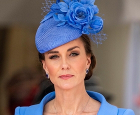 Kate Middleton na slovesnosti Reda podvezice čudovita v stajlingu in osupljivem nakitu v njeni značilni barvi