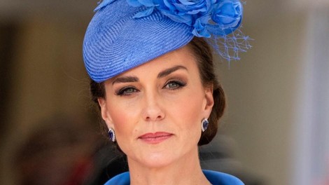 Kate Middleton na slovesnosti Reda podvezice čudovita v stajlingu in osupljivem nakitu v njeni značilni barvi