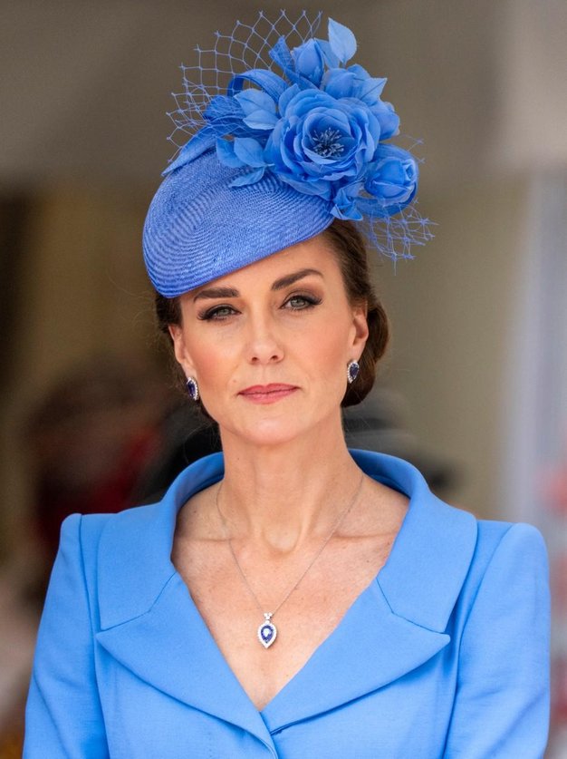Vojvodinja je nadaljevala svoj barviti poletni slog in se udeležila bogoslužja Reda podvezice na Windsorskem gradu v še eni obleki/plaščem, …
