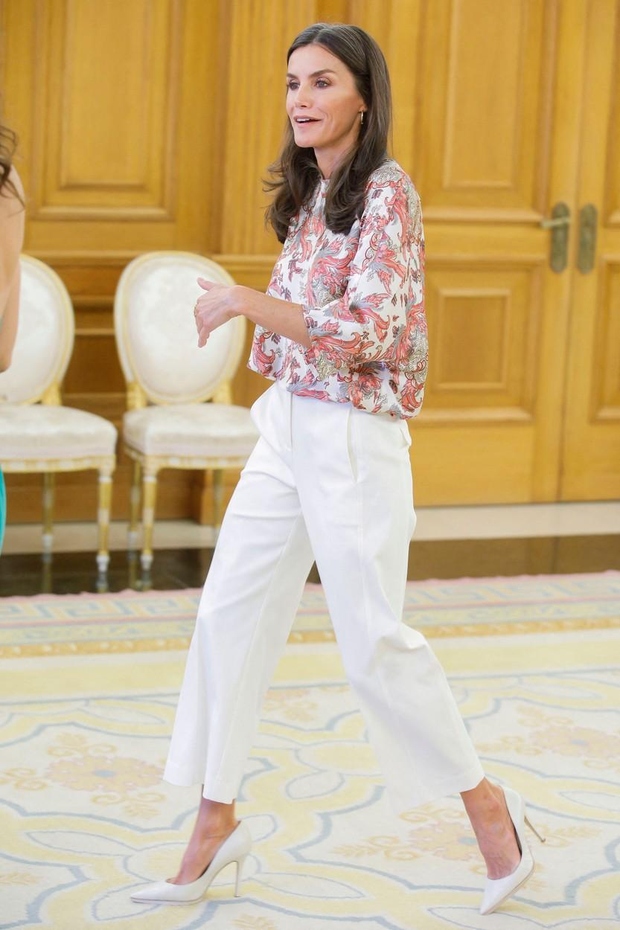 Kraljica je bluzo oblekla s culottes hlačami 7/8 dolžine v beli barvi z visokim pasom, ki označuje silhueto in ustvarja …