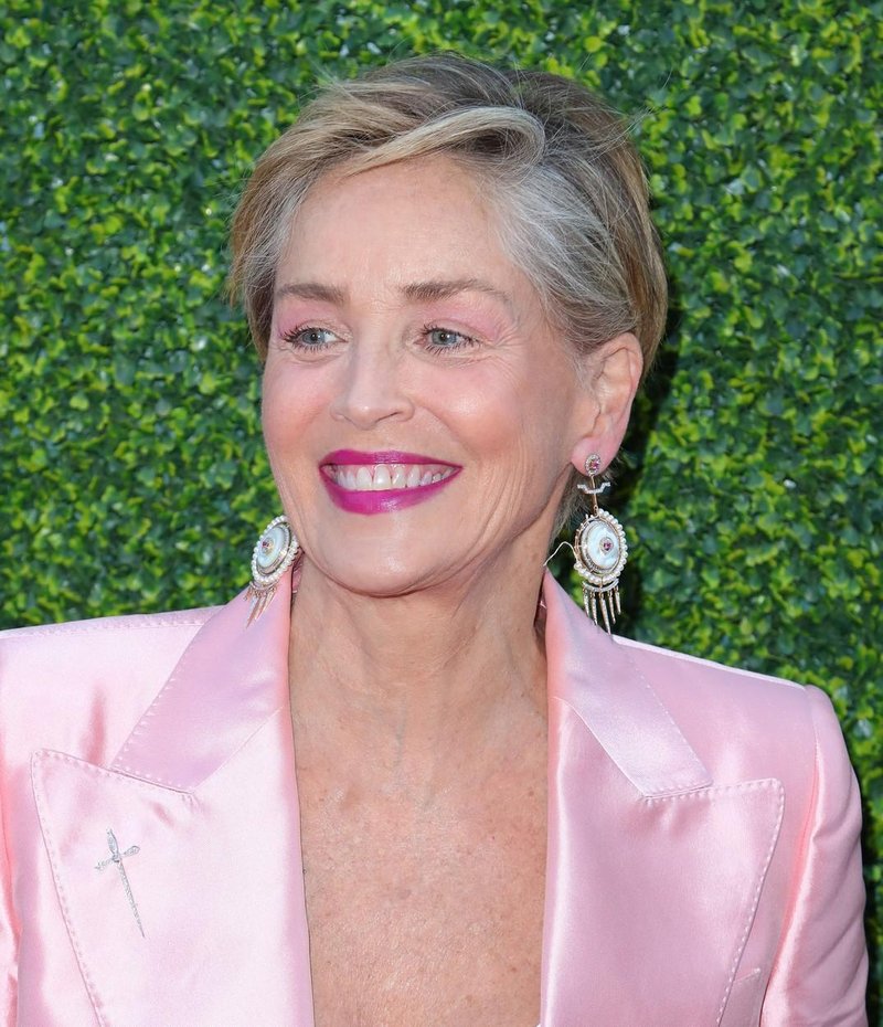 64-letna Sharon Stone blesti v neverjetni rožnati obleki iz tila: Svoje oboževalce je očarala s čarobnim videzom (foto: Profimedia)