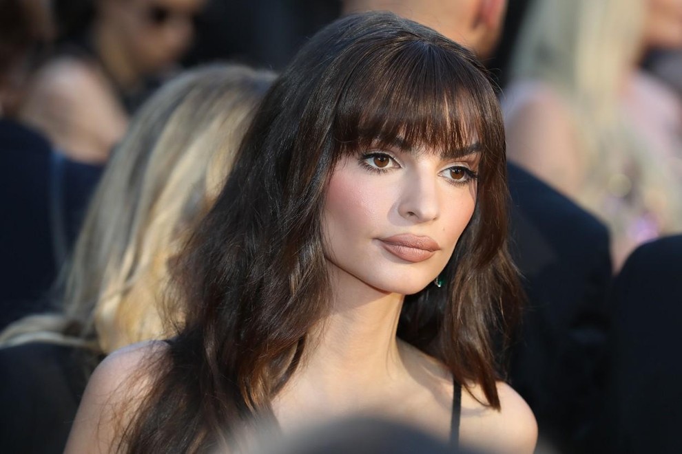 Prejšnji teden je Emily Ratajkowski nastopila v novi inkarnaciji svojega značilnega, dolgonogega videza femme fatale - tokrat v kaki mini …