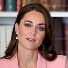 Kate Middleton za obisk centra za zgodnje otroštvo izbrala svetlo roza od glave do pet