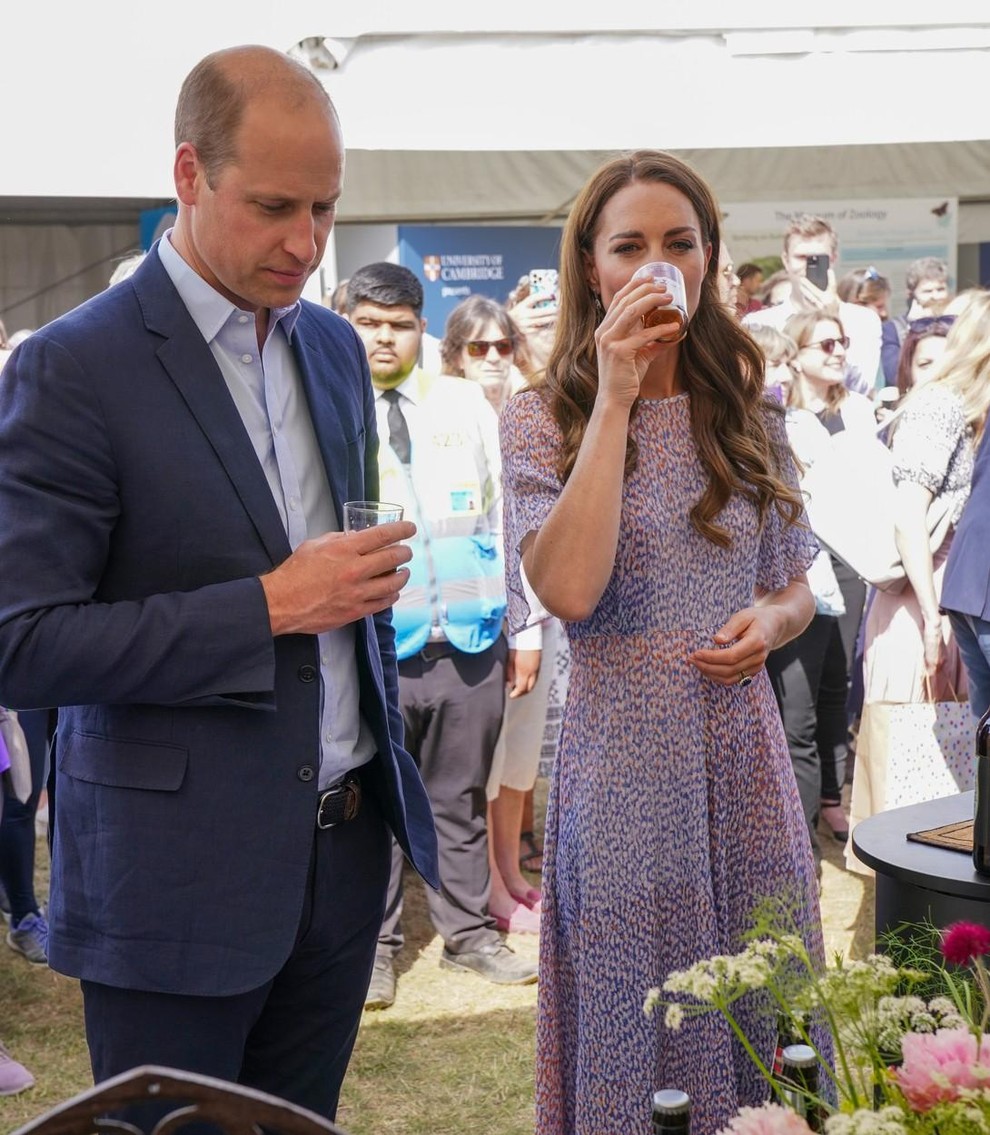 Par je nato srkal hladno pivo, da bi se ohladil, medtem ko sta se veselo pogovarjala z več lastniki stojnic …