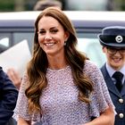 Kate Middleton sproščena v poletni modri obleki s princem Williamom igrala nogomet. Prizor, ki ga morate videti!
