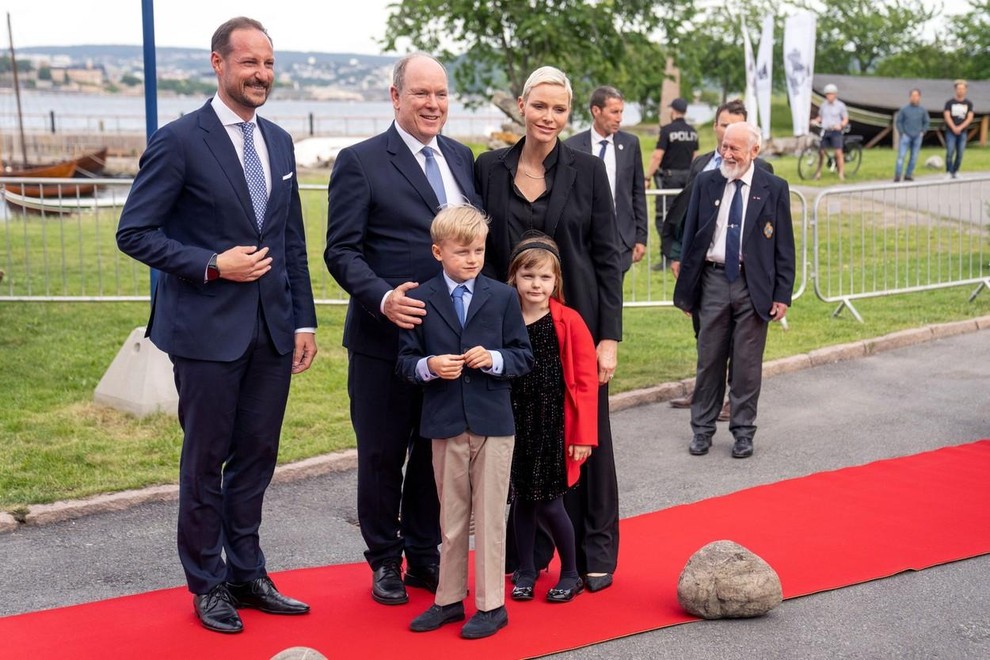 Stephen Bunard, strokovnjak za govorico telesa, je analiziral geste knežjega para med uradnim obiskom na Norveškem."To, kar nam je dano …