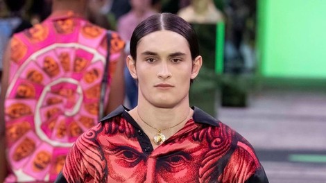 Kakršna mati, takšen sin: Ponosna Carla Bruni objavila fotografijo svojega 21-letnega sina Auréliena na modni pisti Versace