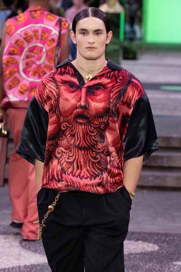 Kakršna mati, takšen sin: Ponosna Carla Bruni objavila fotografijo svojega 21-letnega sina Auréliena na modni pisti Versace - Foto: Profimedia