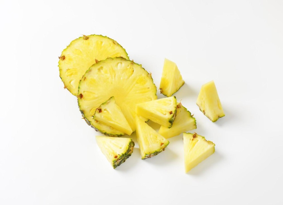 5. Ananas Ananas spada v skupino nizkokaloričnega sadja (50 kcal/100 g) z nizko vsebnostjo ogljikovih hidratov in bogato prebiotično vlaknino. …