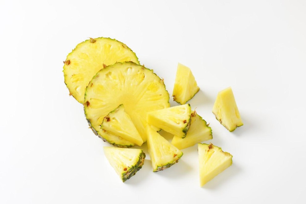 5. Ananas Ananas spada v skupino nizkokaloričnega sadja (50 kcal/100 g) z nizko vsebnostjo ogljikovih hidratov in bogato prebiotično vlaknino. …