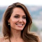 Angelina Jolie nosila čudovito belo obleko, ki naredi najlepšo ženstveno postavo