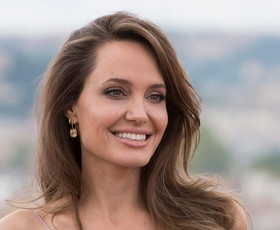 Angelina Jolie nosila čudovito belo obleko, ki naredi najlepšo ženstveno postavo