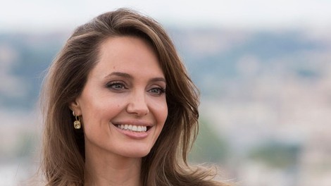Angelina Jolie te brezčasne hlače kombinirala z najbolj zaželenim plaščem te sezone