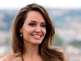 Bel komplet Angeline Jolie je popolna poletna garderoba za ženske nad 40 let
