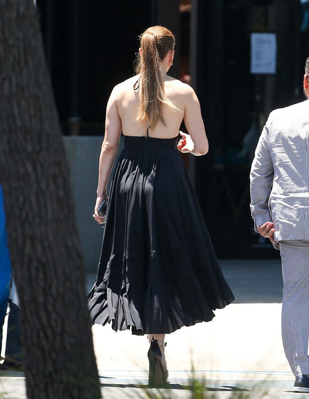 V začetku tedna je bila J.Lo opažena v še enem povsem črnem poletnem videzu, ko je obiskala zaročenca Bena Afflecka …