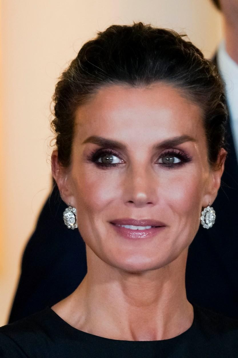 Ko ste v dvomih, je kraljica Letizia jasna: ni bolj elegantne možnosti kot mala črna obleka. To je znova dokazala …