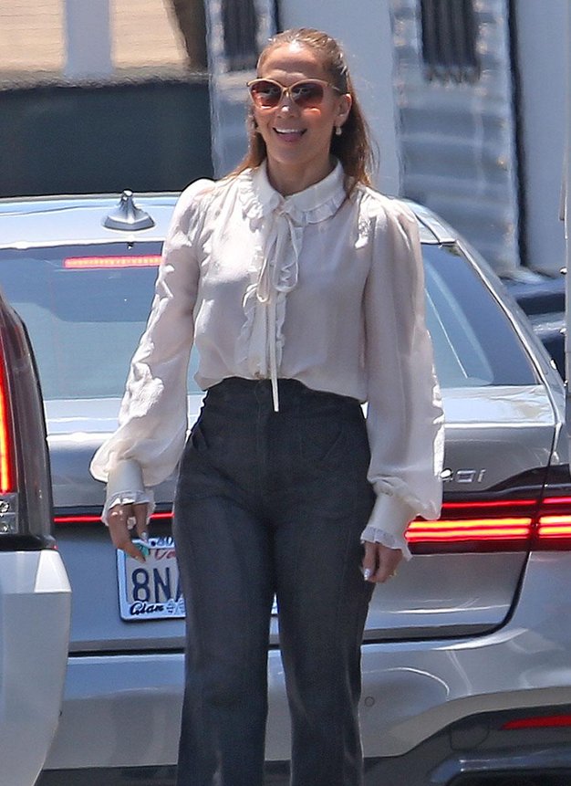 J.Lo so opazili v Los Angelesu, kjer snema svoj novi film, in pokazala je enega od tistih osnovnih videzov, ki …