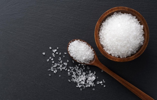 KAMENA SOL Spodbuja prebavne sokove in izloča toksine: vsako jutro je priporočljivo vzeti zrno kamene soli na jezik in ga …