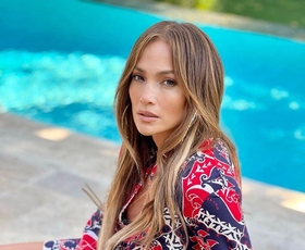 Jennifer Lopez obudila kontroverzen trend ličenja iz 90-ih, ki je danes videti bolje kot kdajkoli prej