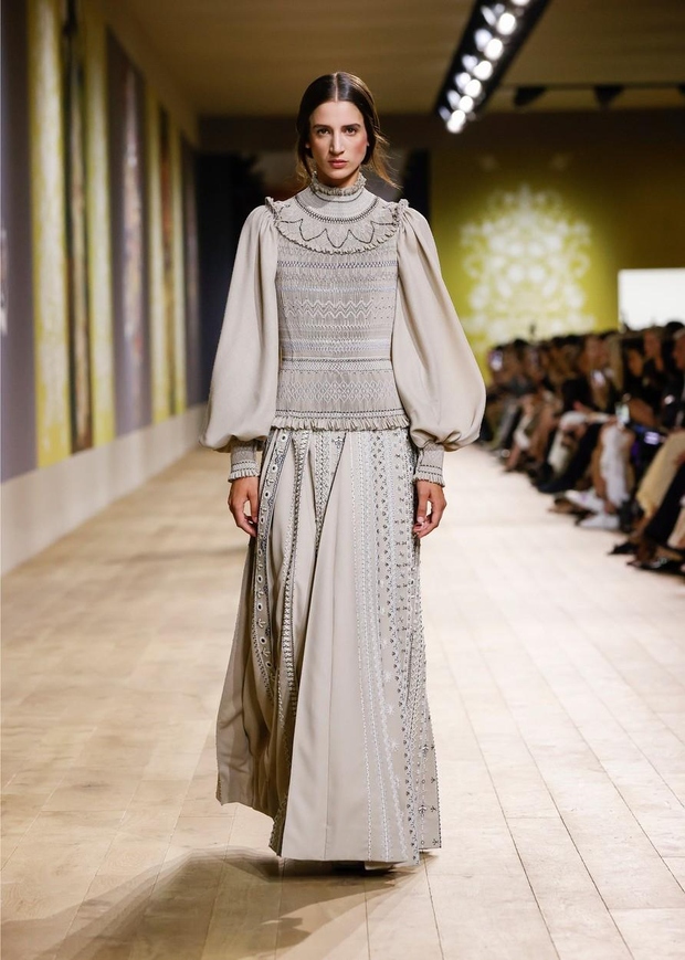 Modni slogan modne revije Dior 2022 se je tokrat ponašal z videzom preprostega in čistega sloga, ki navdihuje
