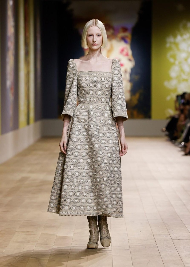 Modni slogan modne revije Dior 2022 se je tokrat ponašal z videzom preprostega in čistega sloga, ki navdihuje