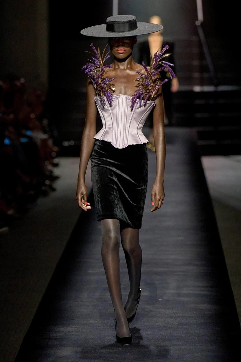 Schiaparelli otvoril teden visoke mode v Parizu z modno revijo, posvečeno čistemu veselju do mode