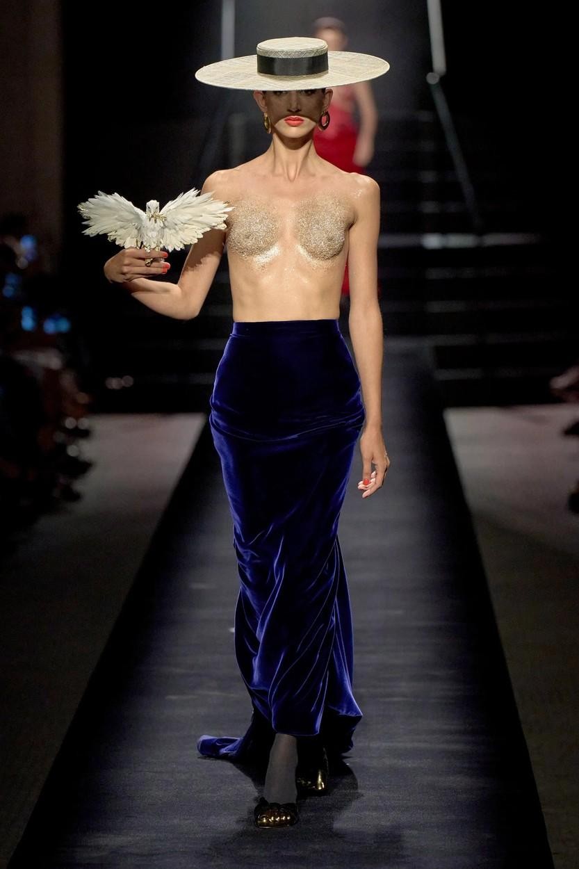 Schiaparelli otvoril teden visoke mode v Parizu z modno revijo, posvečeno čistemu veselju do mode
