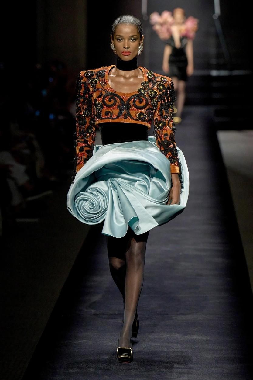 Schiaparelli otvoril teden visoke mode v Parizu z modno revijo, posvečeno čistemu veselju do mode