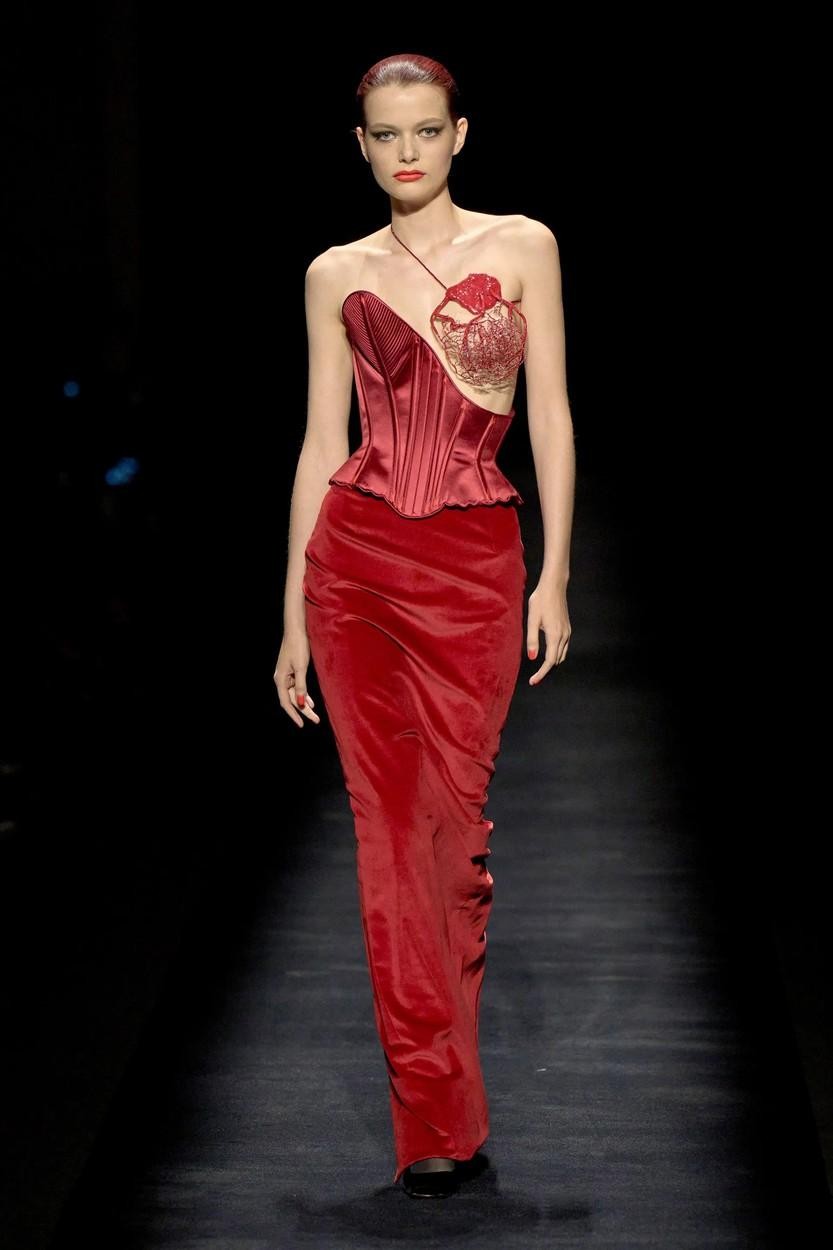 Schiaparelli otvoril teden visoke mode v Parizu z modno revijo, posvečeno čistemu veselju do mode