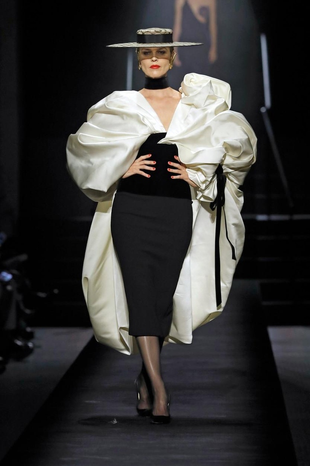 Schiaparelli otvoril teden visoke mode v Parizu z modno revijo, posvečeno čistemu veselju do mode
