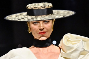 Schiaparelli otvoril teden visoke mode v Parizu z modno revijo, posvečeno čistemu veselju do mode