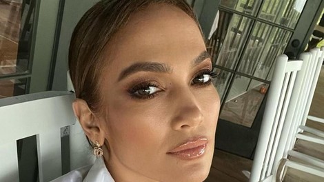 Črn plašč Jennifer Lopez je popoln plašč za letošnjo jesen