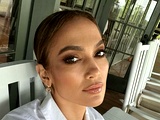 Prosojna lila čipkasta obleka Jennifer Lopez je utelešenje elegance
