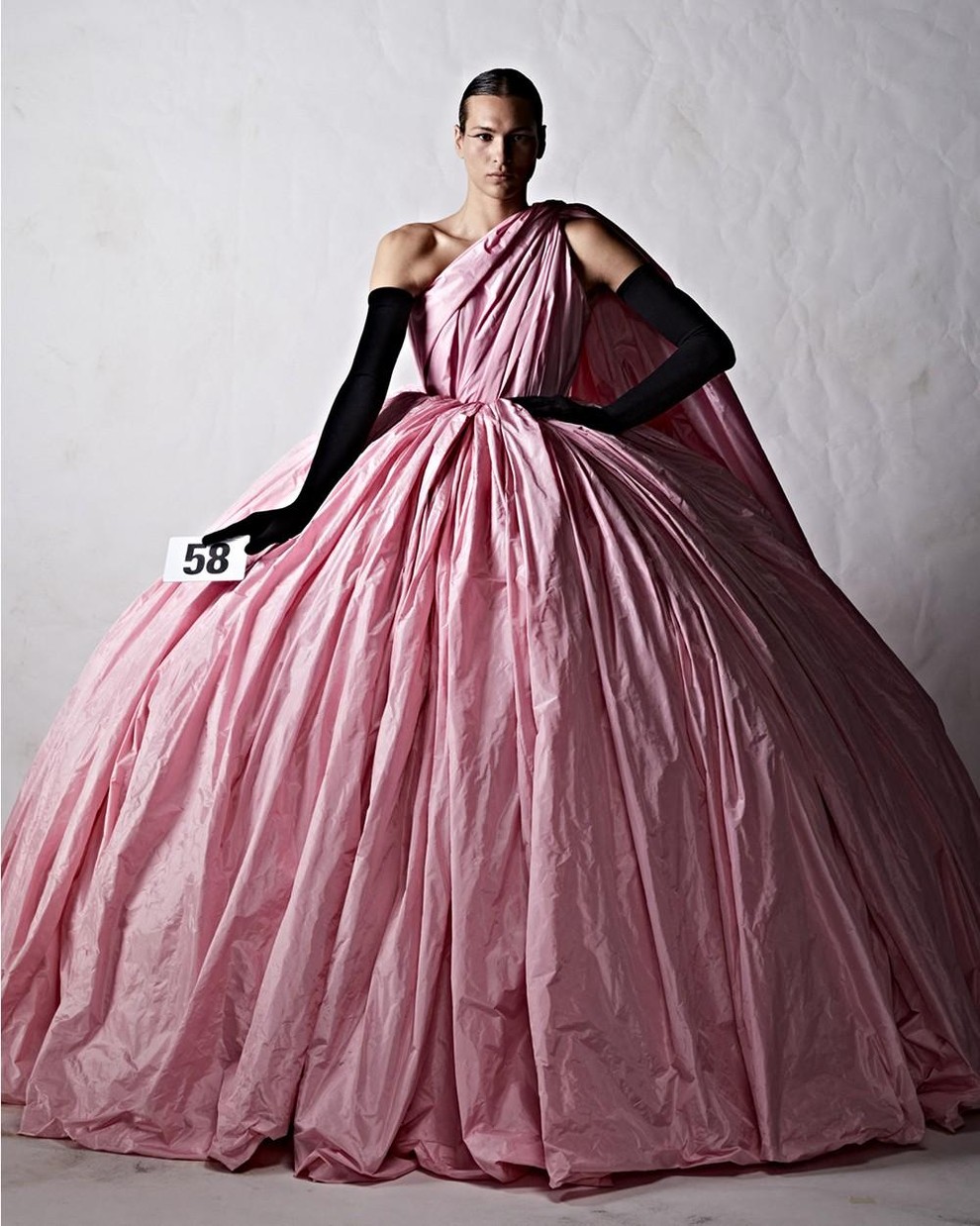Kim Kardashian, Nicole Kidman in Dua Lipa so se sprehodile po modni pisti Balenciaga Couture: Hladni, a čutni videzi zvezdnic nas niso pustili ravnodušne