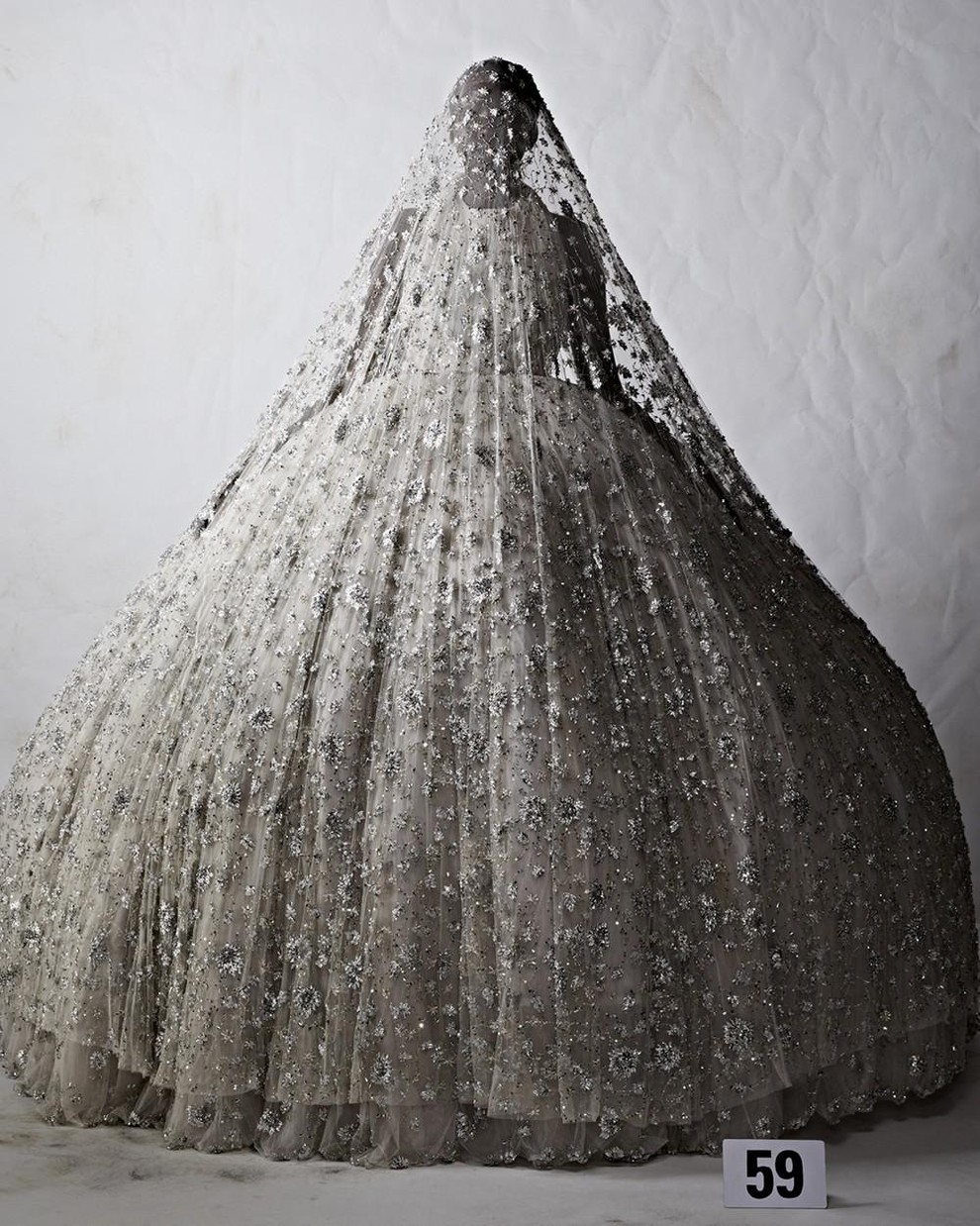 Kim Kardashian, Nicole Kidman in Dua Lipa so se sprehodile po modni pisti Balenciaga Couture: Hladni, a čutni videzi zvezdnic nas niso pustili ravnodušne