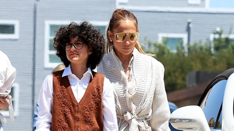 Jennifer Lopez hčerko Emme na koncertu predstavlja kot nebinarno