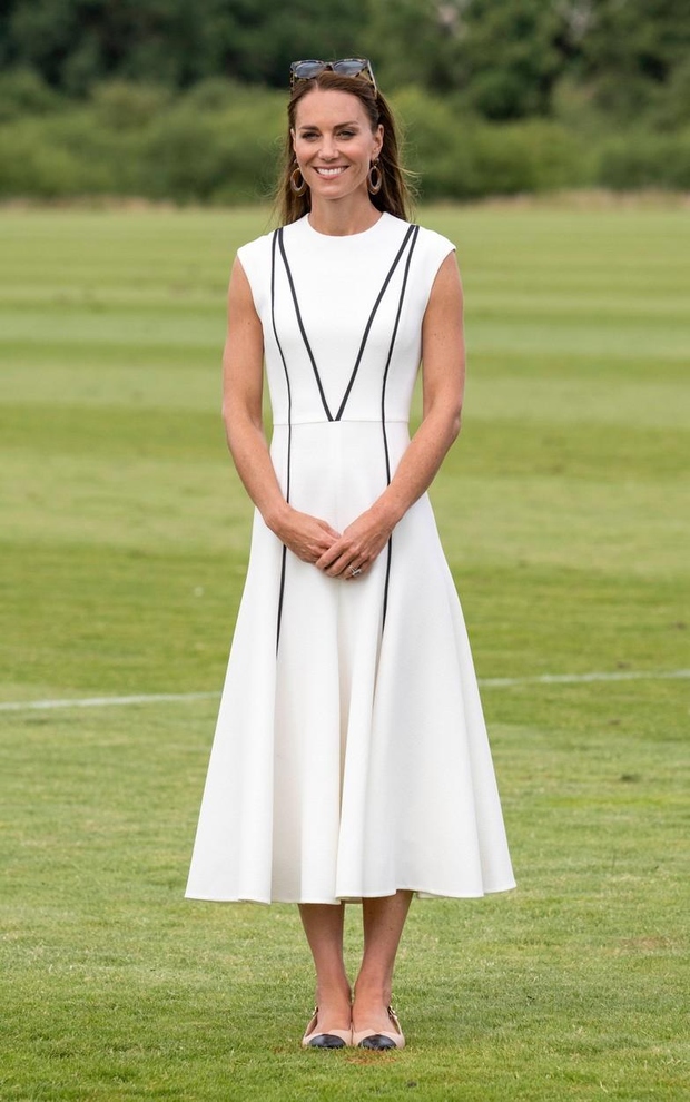 Vojvodinja Cambriška je nosila sanjsko belo obleko s črnimi detajli znamke Emilia Wickstead. K obleki je obula bež in črne …