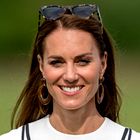 Kate Middleton v sanjski beli obleki podprla princa Williama na polo tekmi