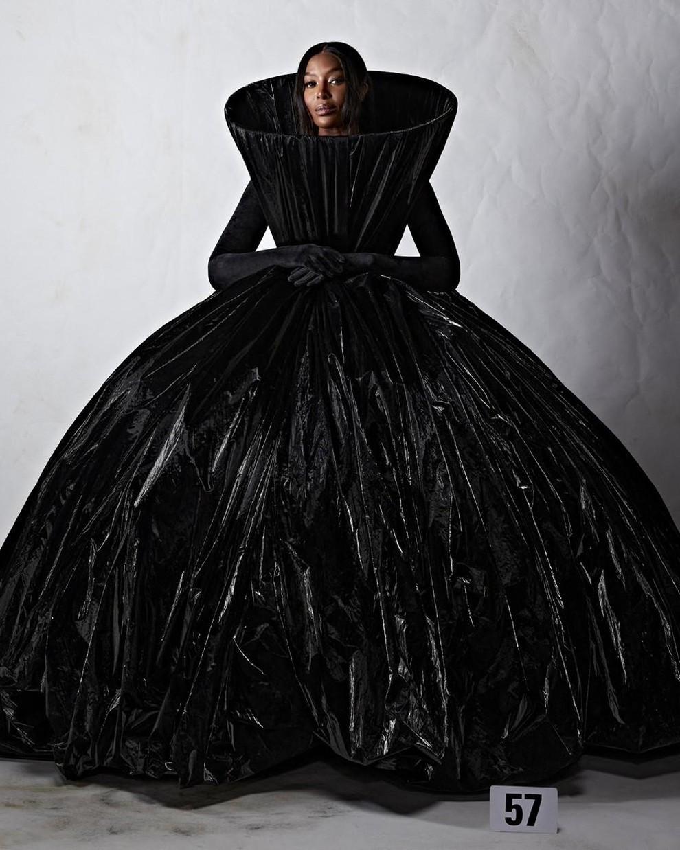 Kim Kardashian, Nicole Kidman in Dua Lipa so se sprehodile po modni pisti Balenciaga Couture: Hladni, a čutni videzi zvezdnic nas niso pustili ravnodušne