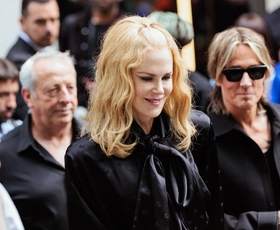 55-letna Nicole Kidman v novi kampanji Balenciaga pozira v dominantnem usnjenem plašču