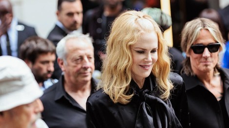 55-letna Nicole Kidman v novi kampanji Balenciaga pozira v dominantnem usnjenem plašču
