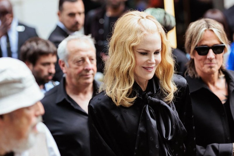 55-letna Nicole Kidman v novi kampanji Balenciaga pozira v dominantnem usnjenem plašču (foto: Profimedia)